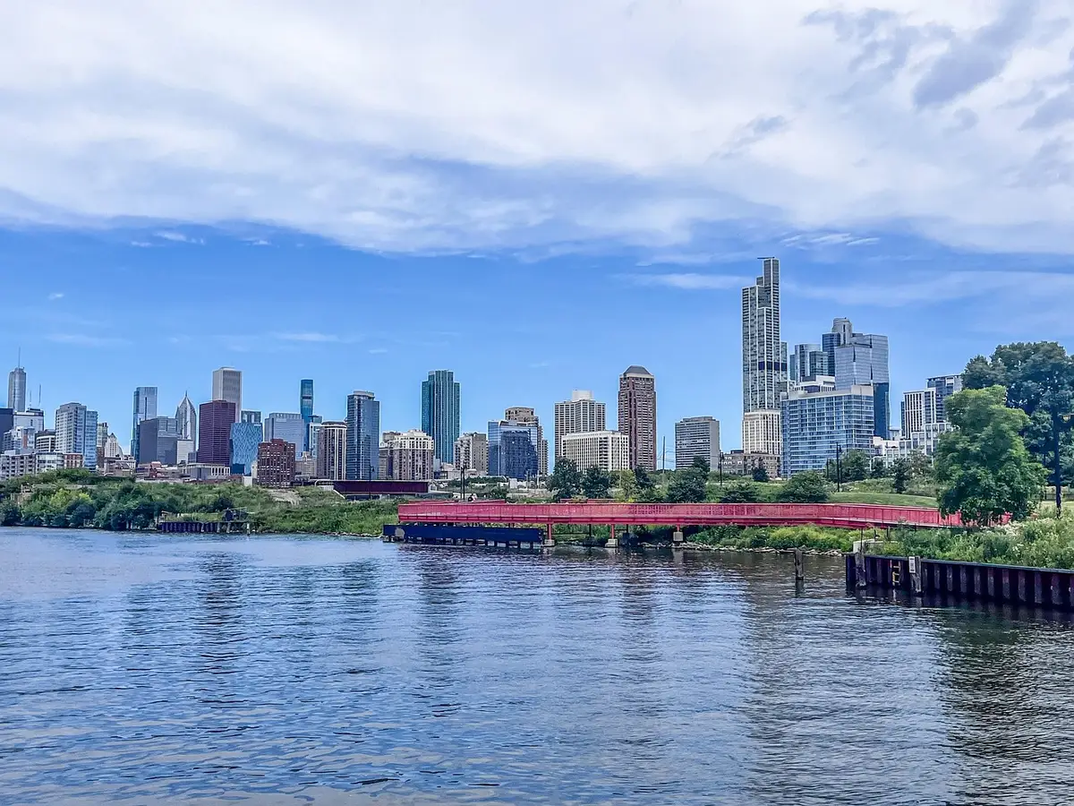 Vista del Navy Pier con il lago e la ruota panoramica sullo sfondo