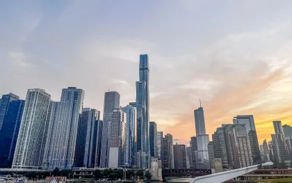 Passeggiata sul lungolago di Chicago con persone in controluce e skyline sullo sfondo