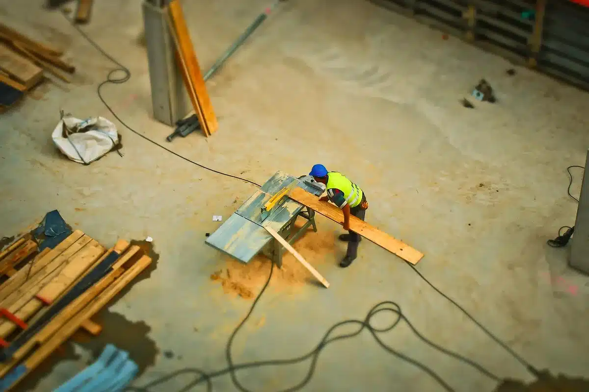 Ispettore della sicurezza che controlla attrezzature su un cantiere