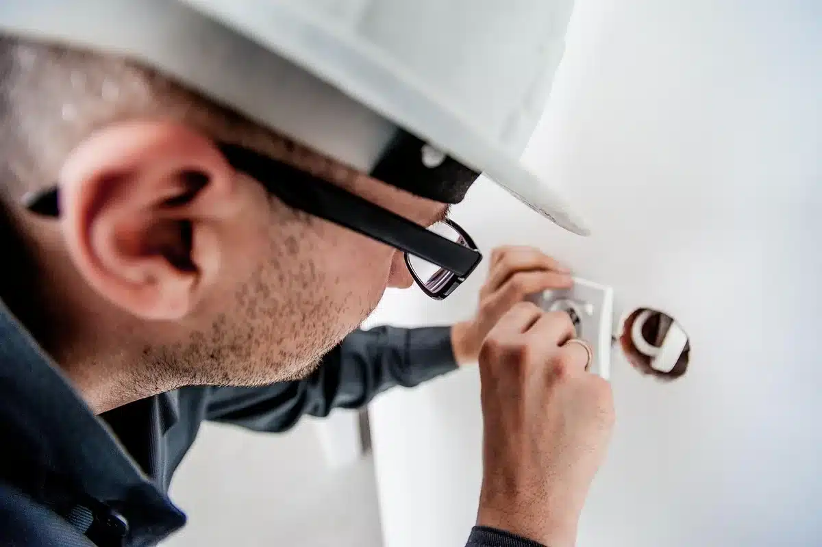 Scena simbolica di un lavoratore su corda in quota vicino a un arco