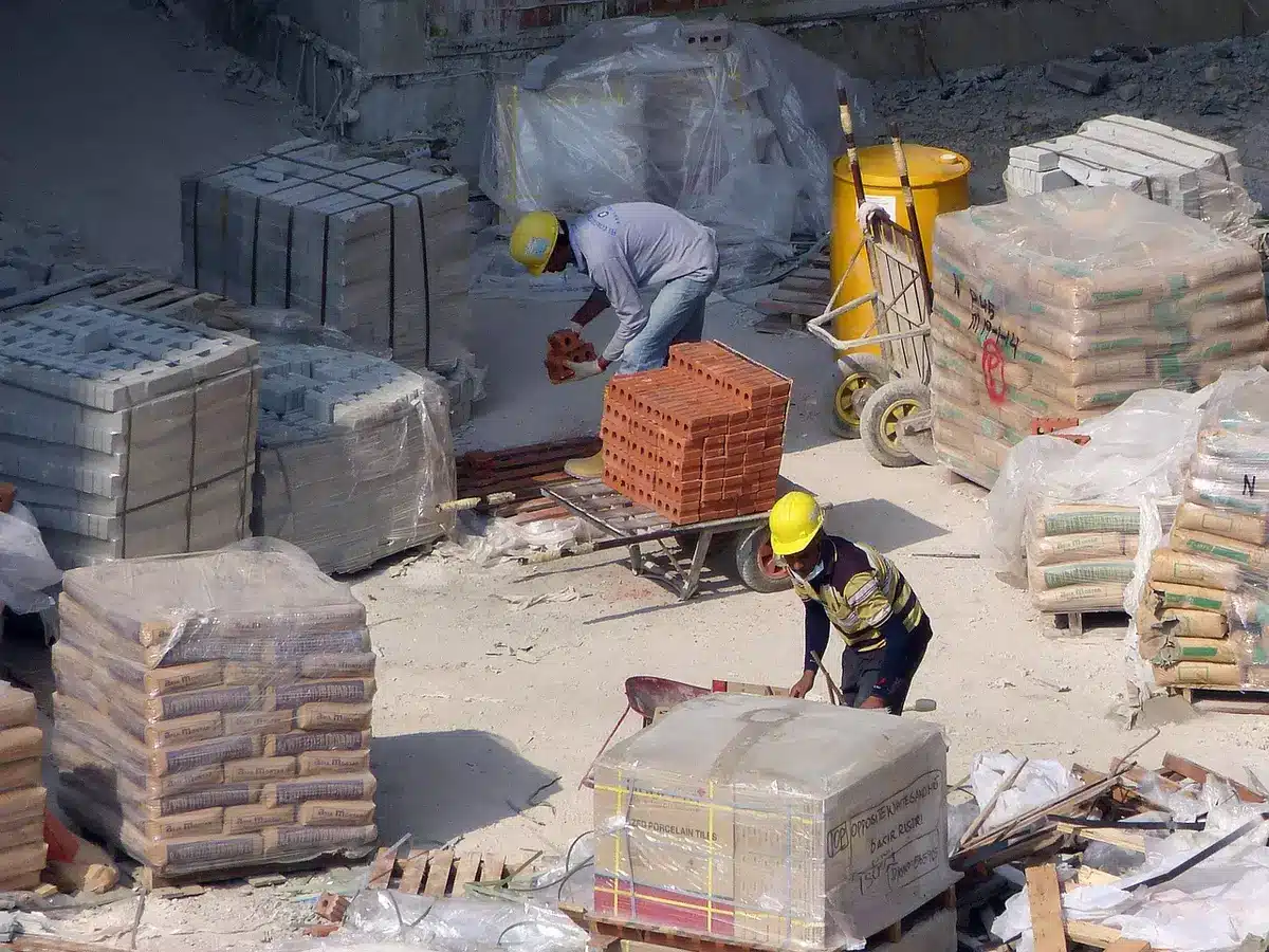 Ispettori che controllano dispositivi di protezione su un cantiere