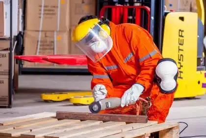 Lavoratori su corda vicino a un arco antico durante lavori notturni