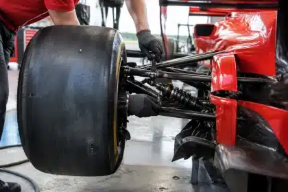 Ferrari a Singapore: prima fila e trazione spettacolare, contro Verstappen servirà la gara perfetta