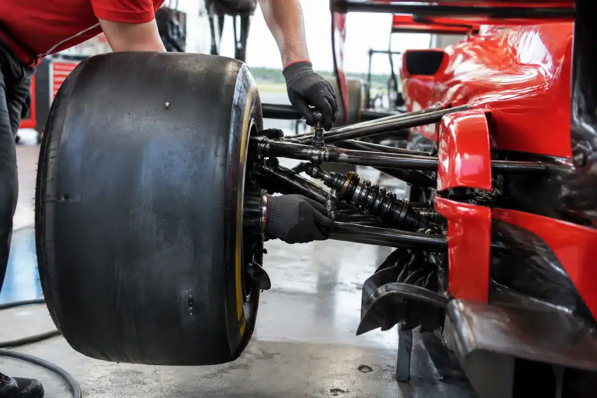 Ferrari a Singapore: prima fila e trazione spettacolare, contro Verstappen servirà la gara perfetta