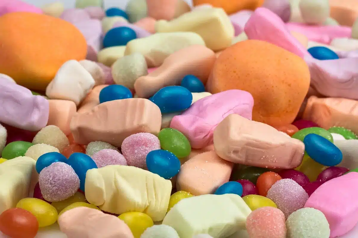 Assortimento di dolci da pasticceria su piatti eleganti