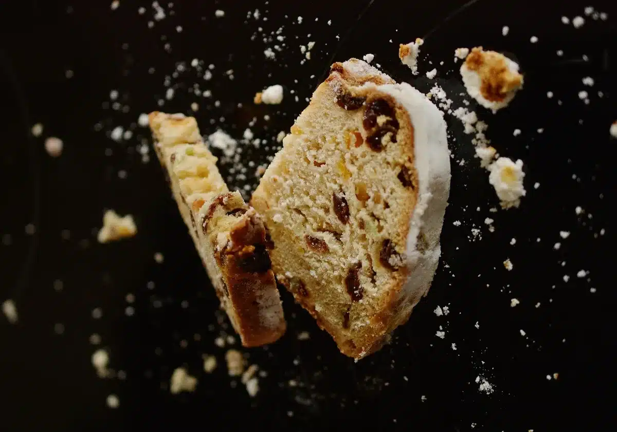 Prodotti alimentari processati con etichette evidenziate di zucchero