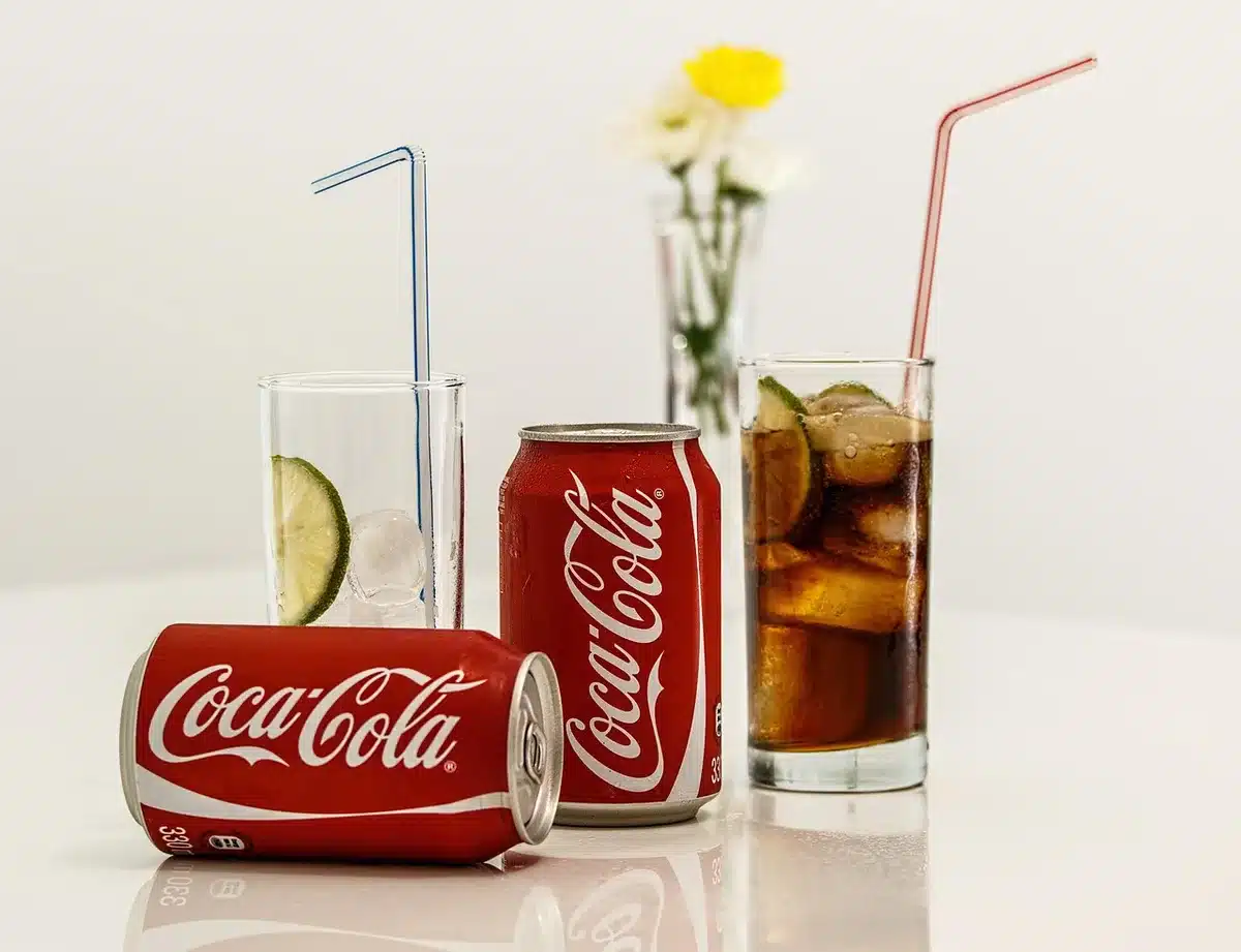 Bicchieri e packaging Coca‑Cola su un bancone di fast food