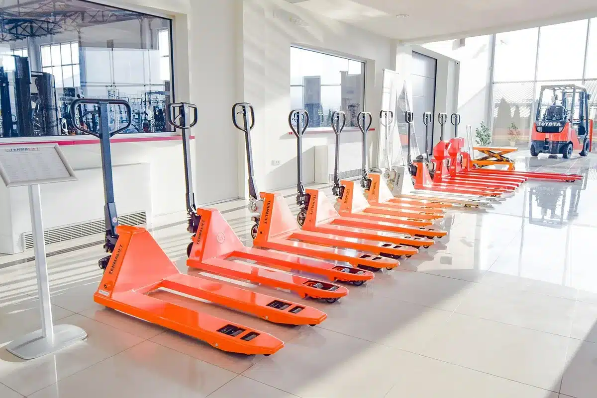 Magazzino con pallet di bevande pronte per la distribuzione