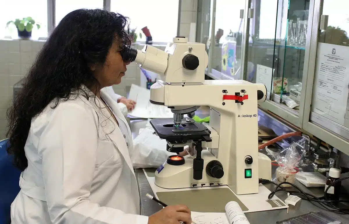 Tecnico di laboratorio che analizza campioni per infezioni alimentari