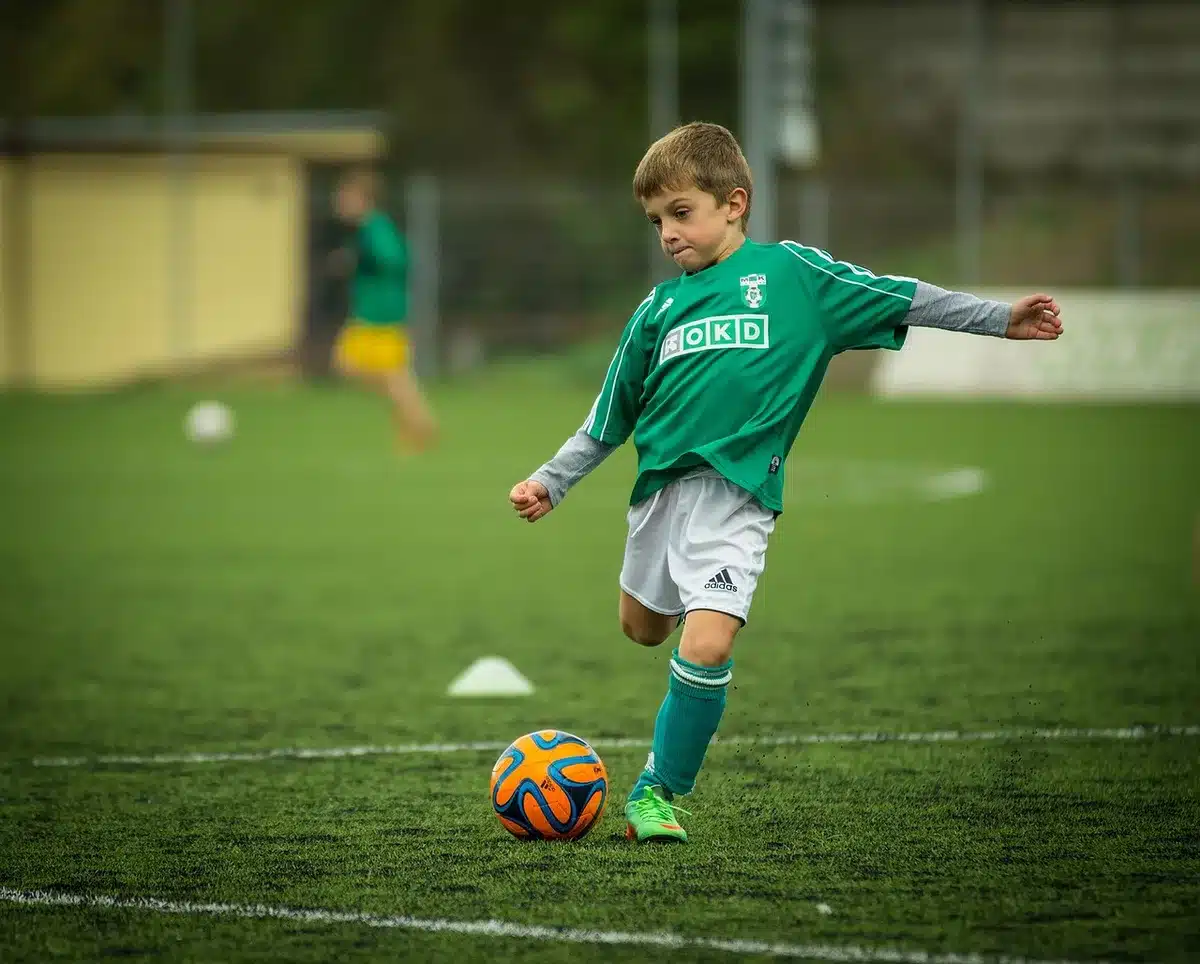 Contesa in area durante un calcio d'angolo con più giocatori in mischia
