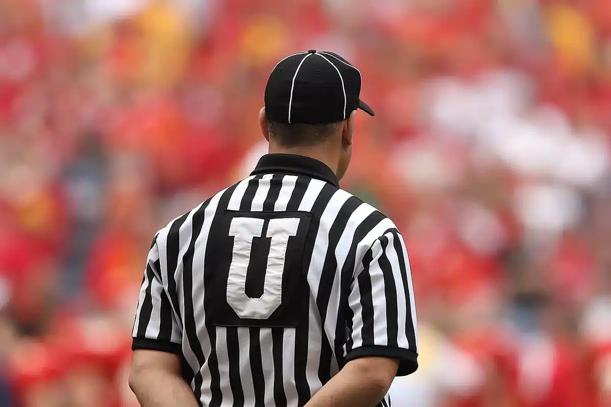 Arbitro che mostra il cartellino rosso durante una partita