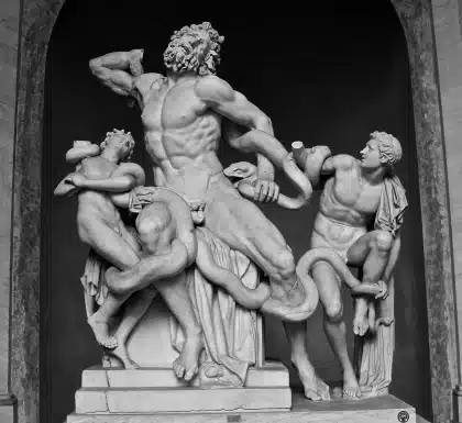 Interno di museo con frammenti marmorei e silhouette di statue su piedistalli