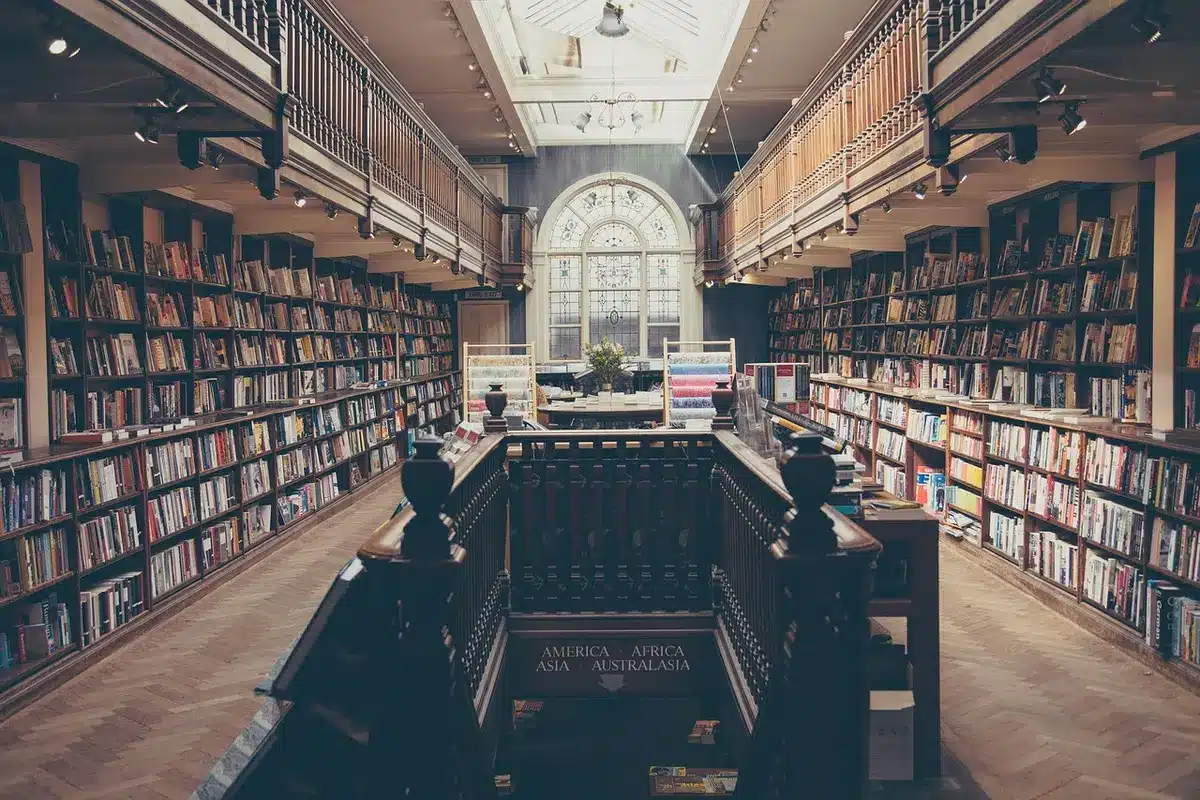 Scatole di libri resi in una libreria pronte per il ritiro