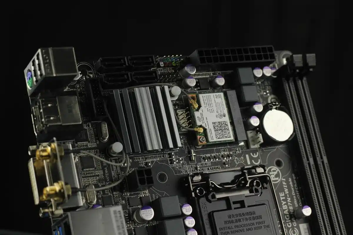 Interno di un mini-PC con scheda, RAM e SSD NVMe visibili