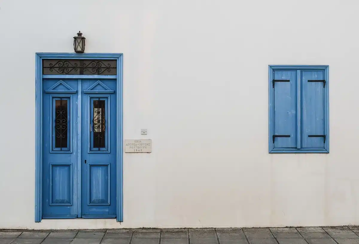 Facciata di Palazzo Simi a Bari con ingresso e scalinata