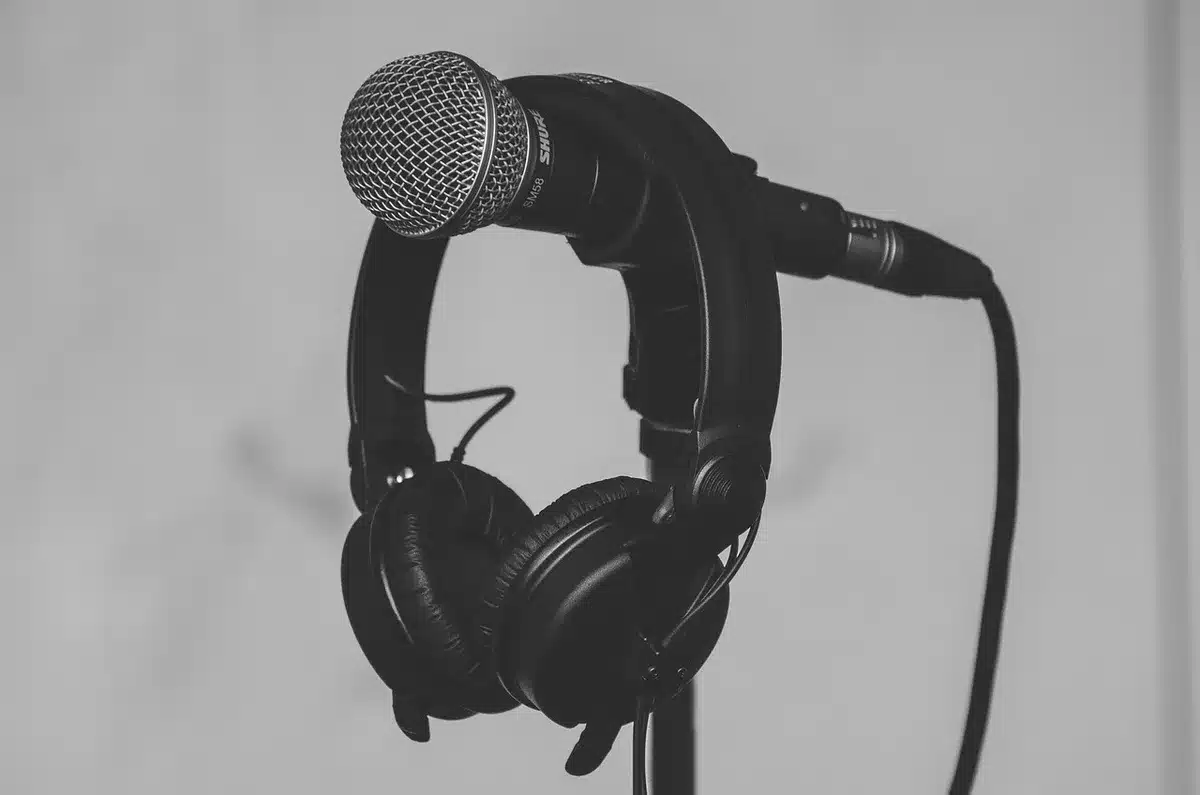Visitatore con cuffie che segue un'audiodescrizione durante una visita guidata