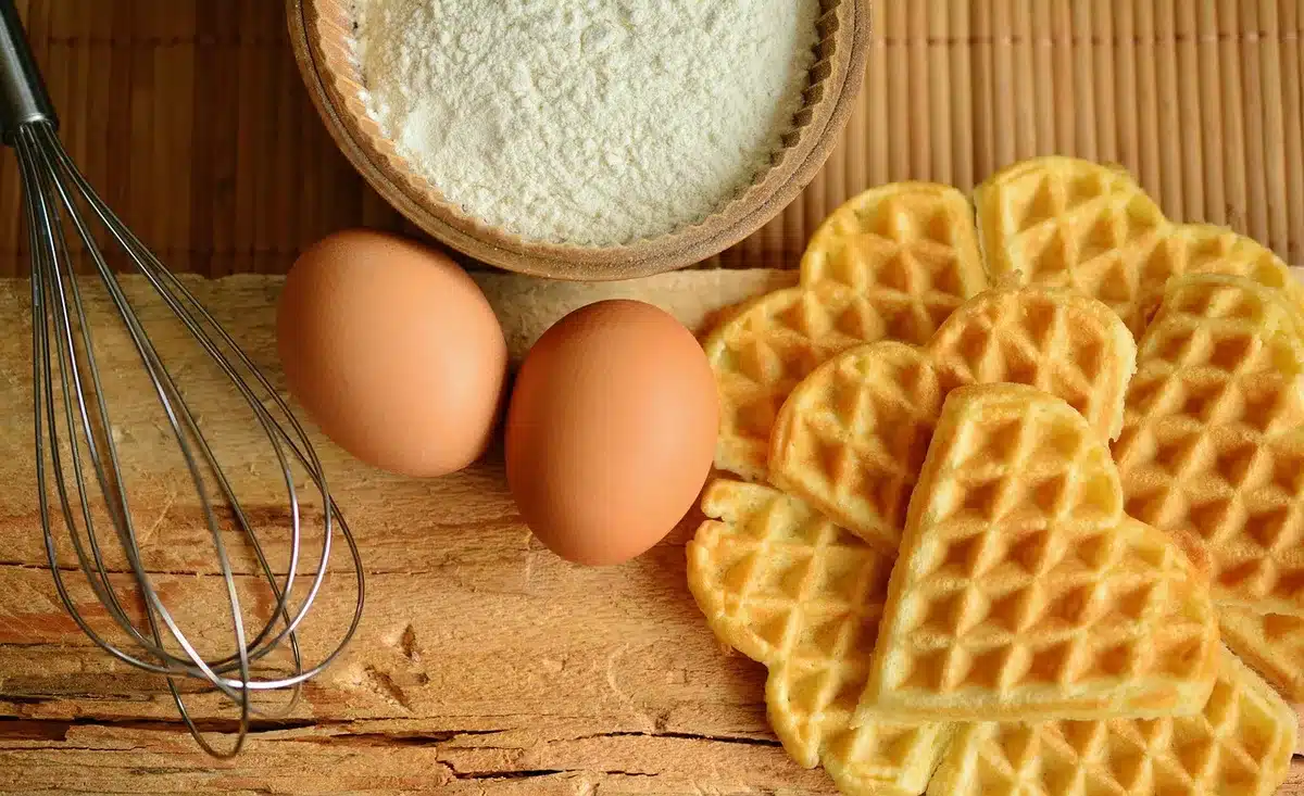 Mani di panettiere che lavorano l'impasto su una spianatoia