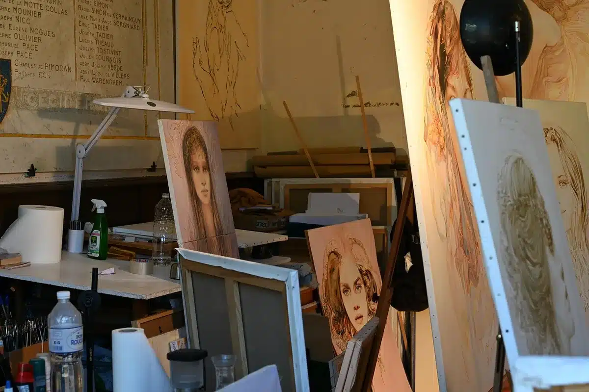 Laboratorio di restauro con un dipinto su cavalletto e strumenti di conservazione