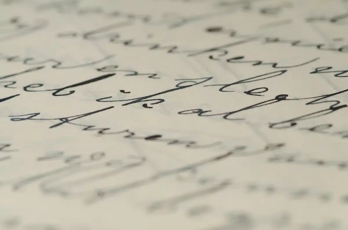 Lettera manoscritta su un tavolo che suggerisce tono e rammarico