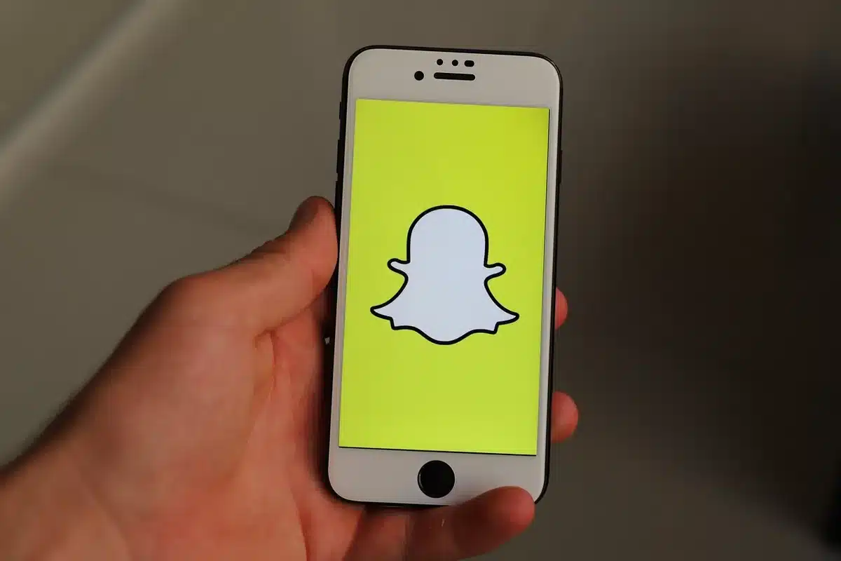 Schermo di smartphone con commenti sui social che mostrano reazioni diverse
