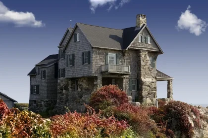 Balcone con sedia vuota e lettera su tavolino che evoca tensione familiare