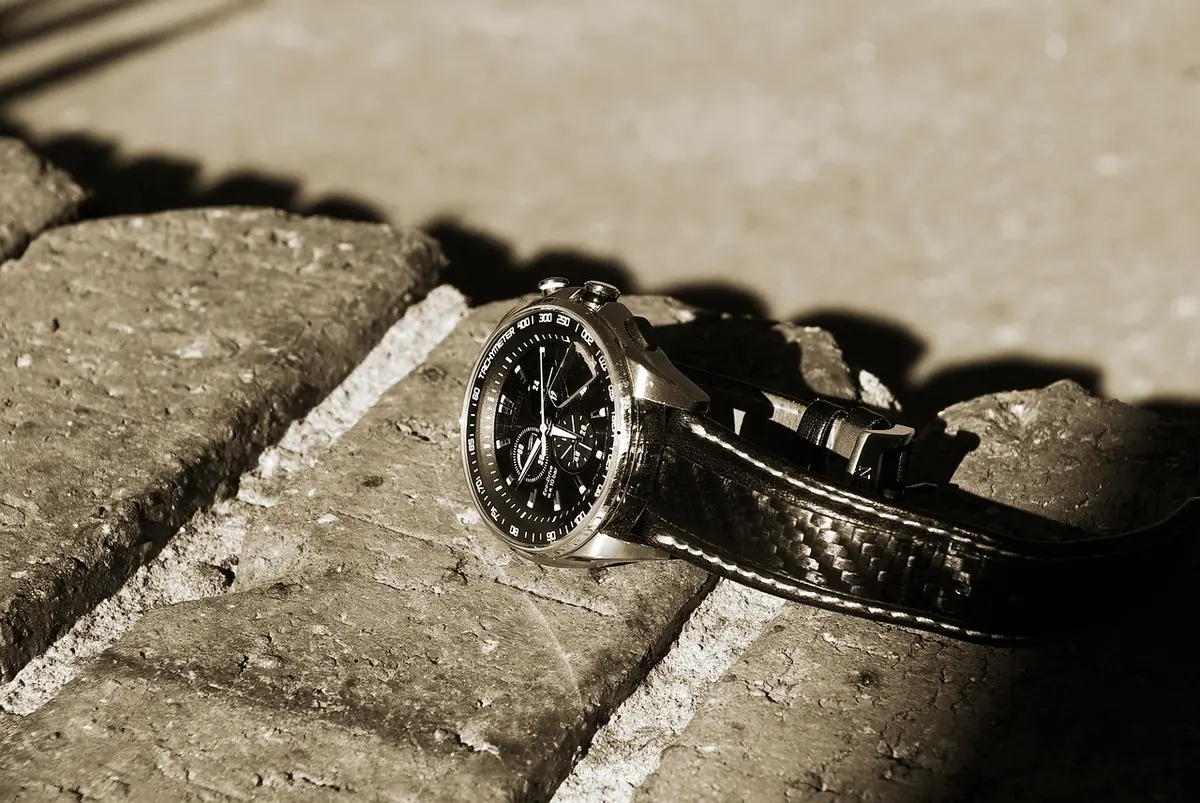 Orologio cronografo con cinturino in pelle ispirato al cruscotto dell'auto