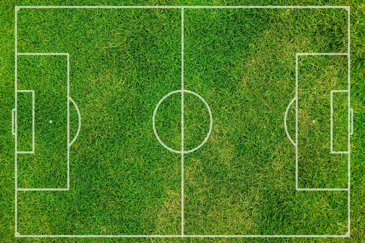 Arbitro e VAR che esaminano un possibile fallo di mano in area