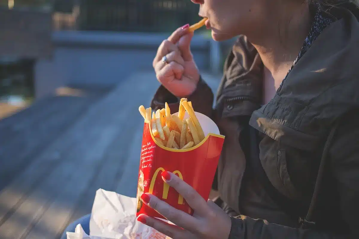 Esempi di packaging riutilizzabile per gelati esposti su un tavolo
