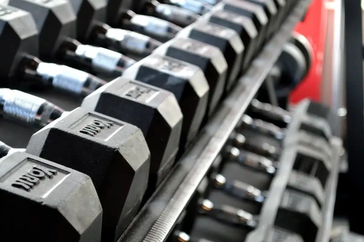 Allenamenti in palestra: atleta esegue esercizi di potenziamento