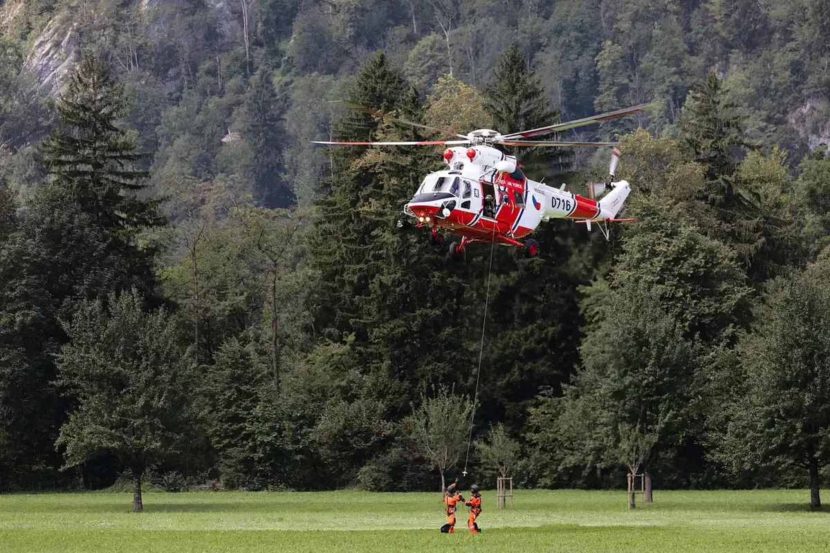 Sessione di riabilitazione funzionale con attrezzi e fisioterapista vicino al campo