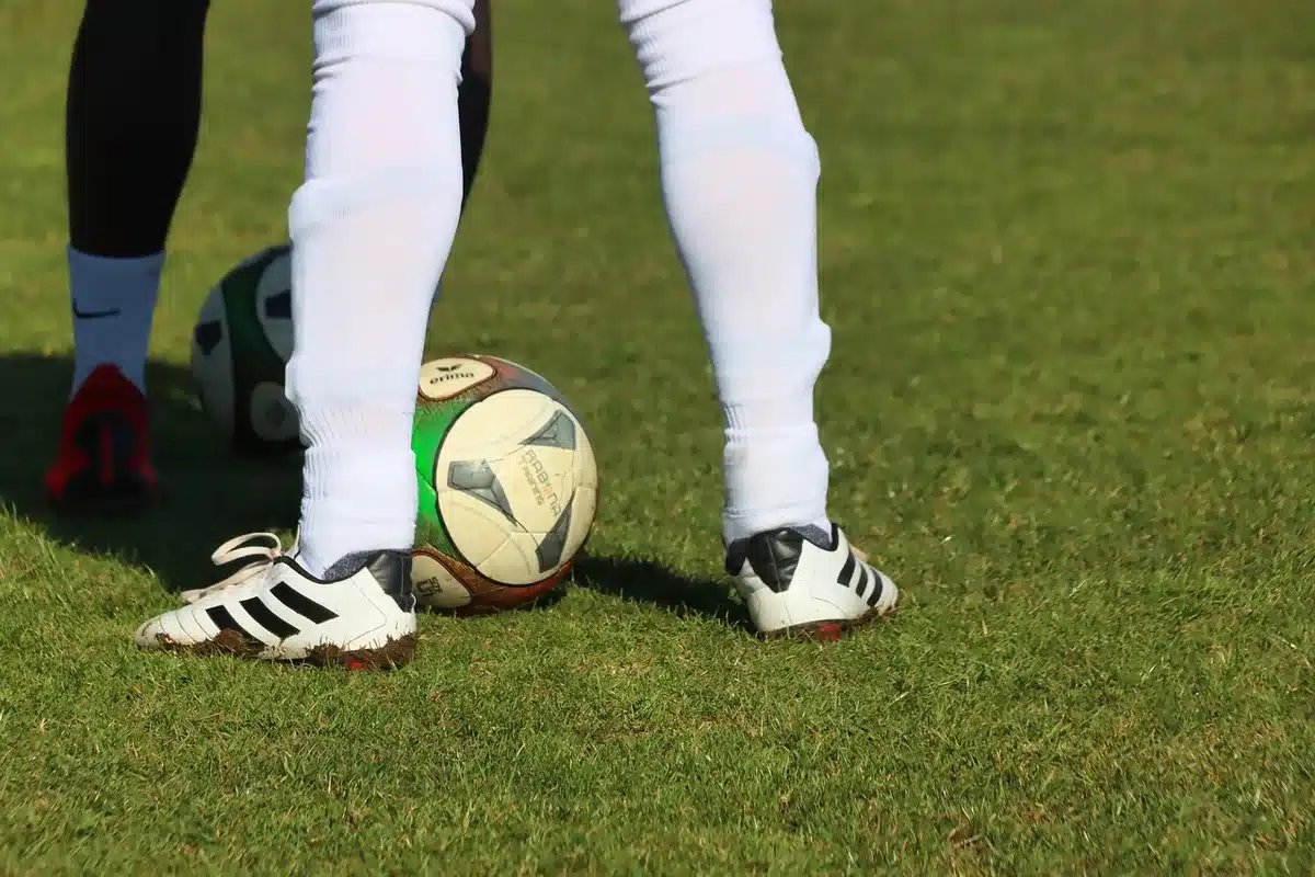 Giocatori che eseguono scambi e dribbling sul campo per valutare movimenti