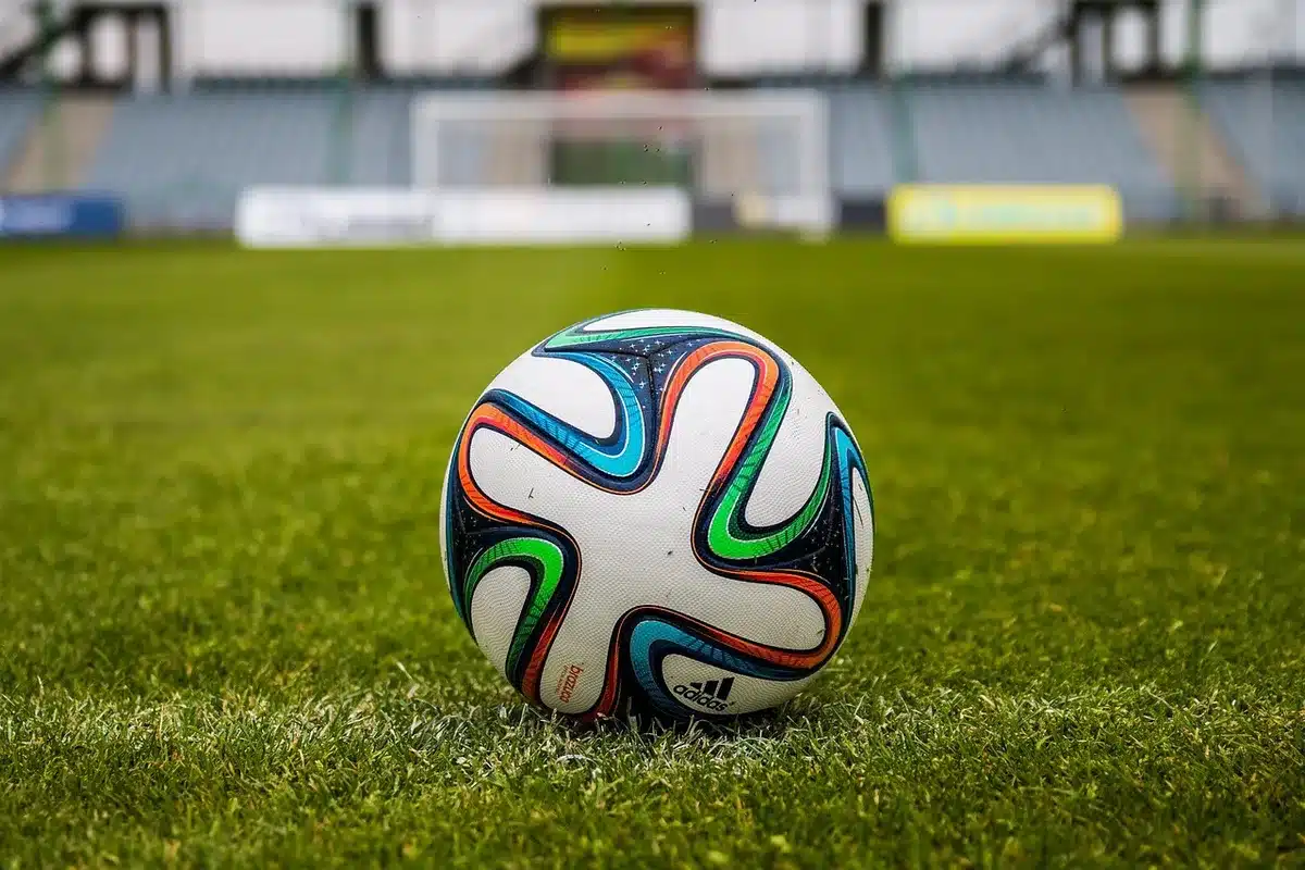 Tifosi in un locale che guardano gli incontri della Nations League su schermo con tabellone generico
