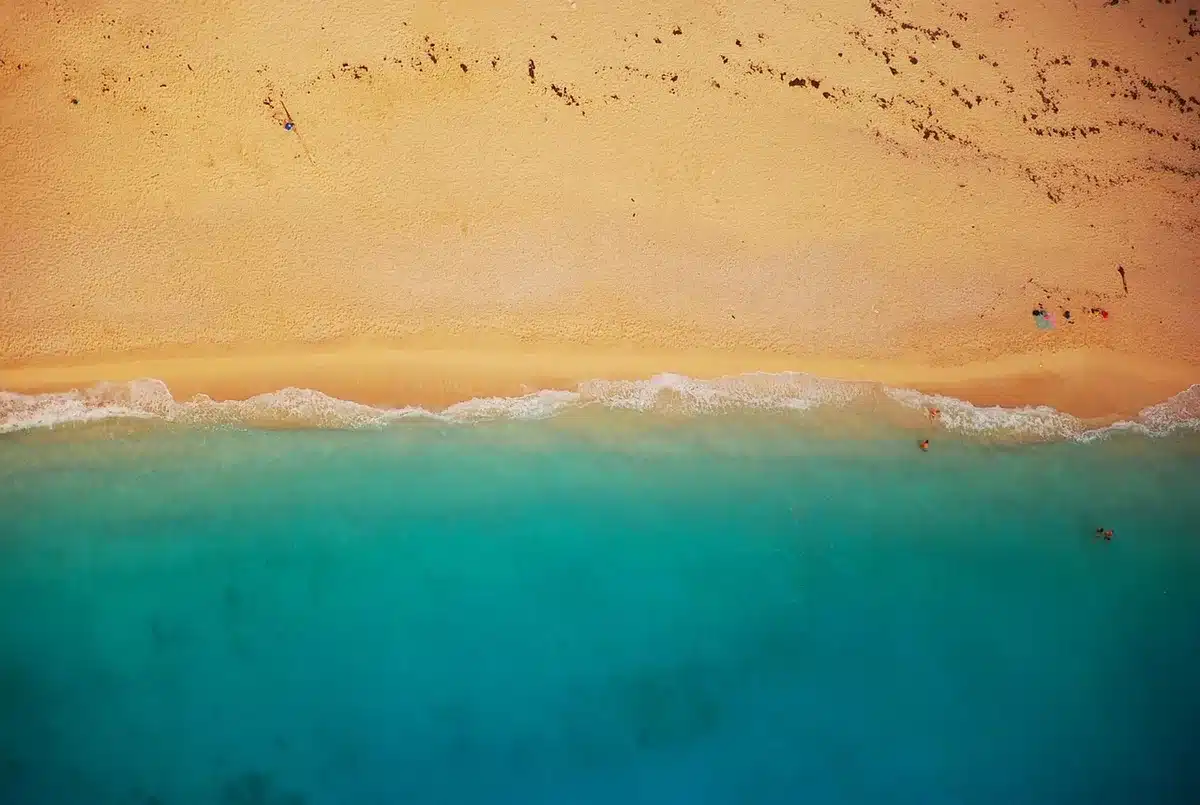 Operatore con drone e dati lidar visualizzati su schermo per scavo archeologico
